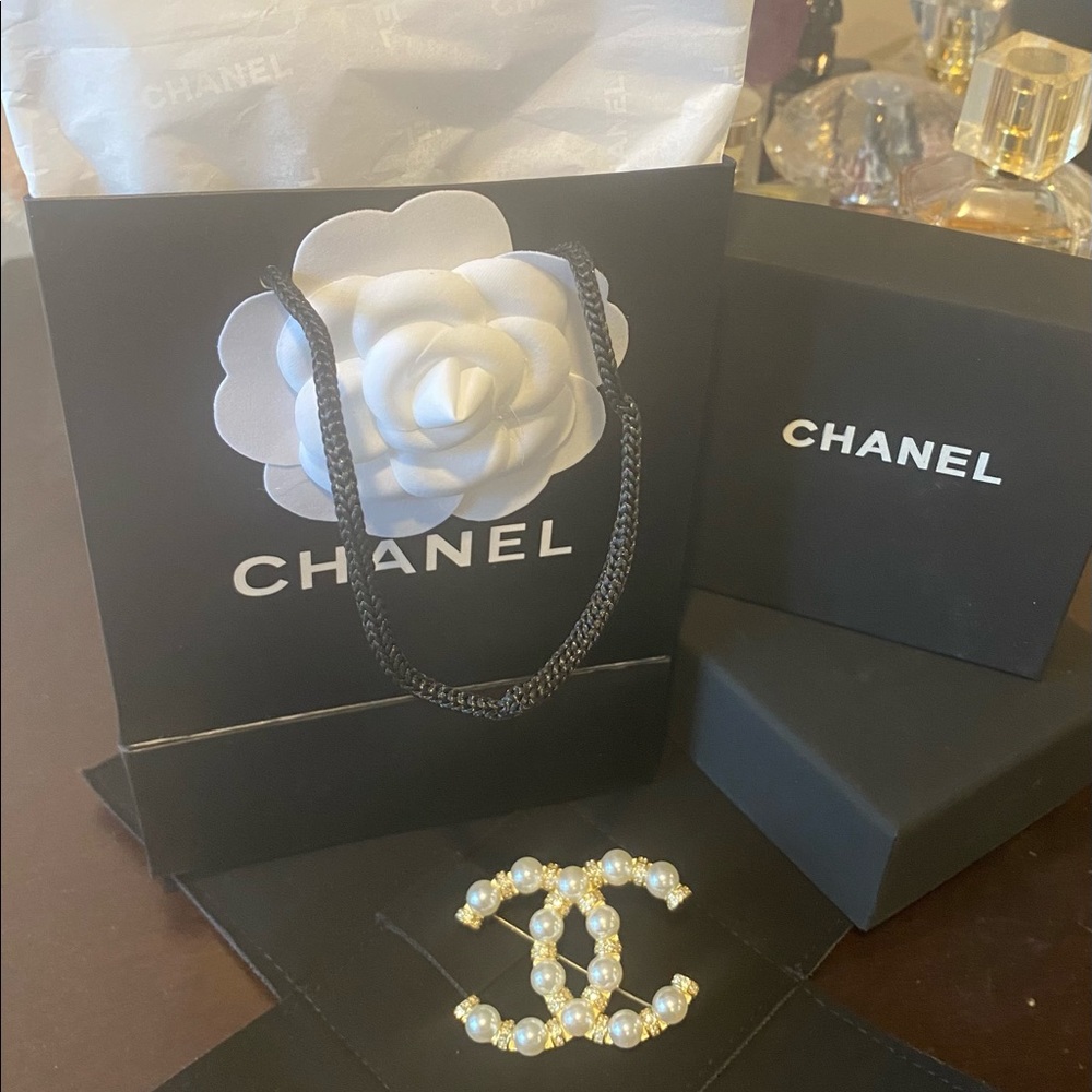 Chanel Pearl brooch with accent crystals in Gold